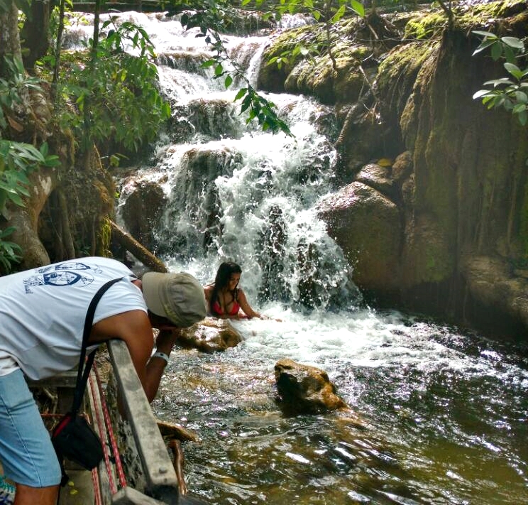 Atriz Rayza Alcântara visita as cachoeiras da Estância Mimosa