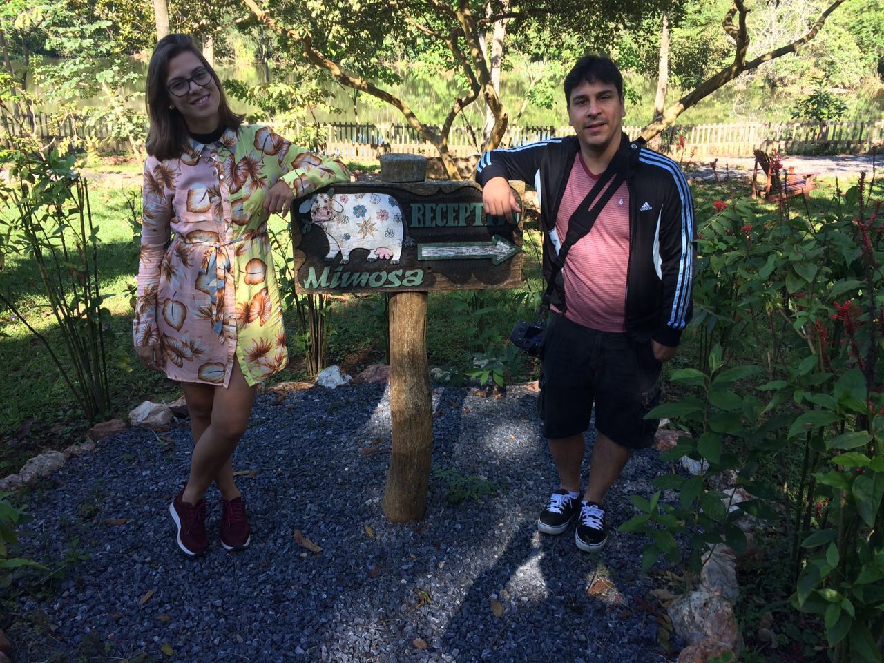Paula e Daniel, do Projeto Num Pulo, posam para foto na Estância Mimosa