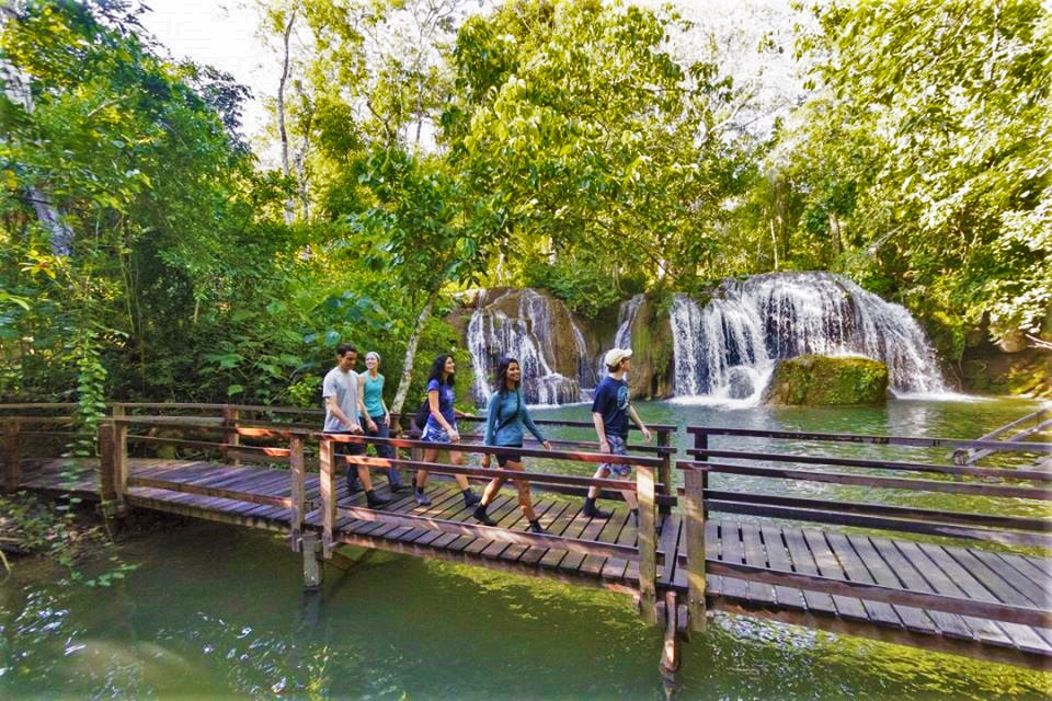 Trilha na Estância Mimosa, passeio de cachoeiras em Bonito MS.