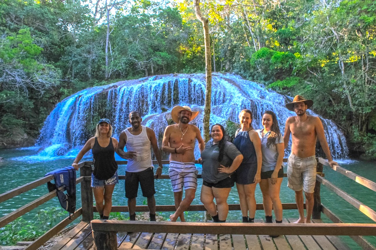 Guito, ator que interpretou Tibério na novela Pantanal, se encanta com as cachoeiras da Estância Mimosa em Bonito