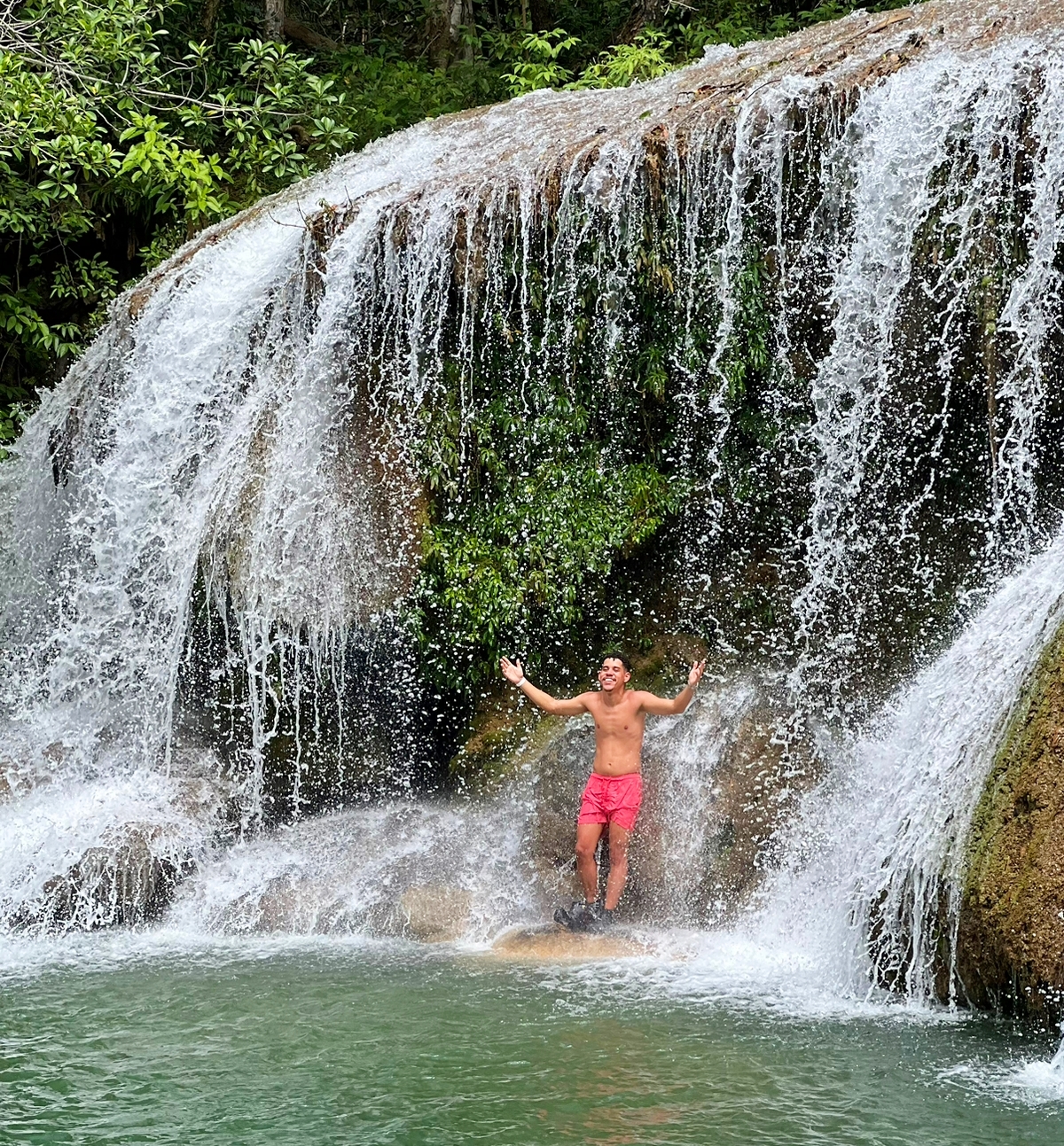 Ator Cauê Campos se diverte nas cachoeiras da Estância Mimosa em Bonito