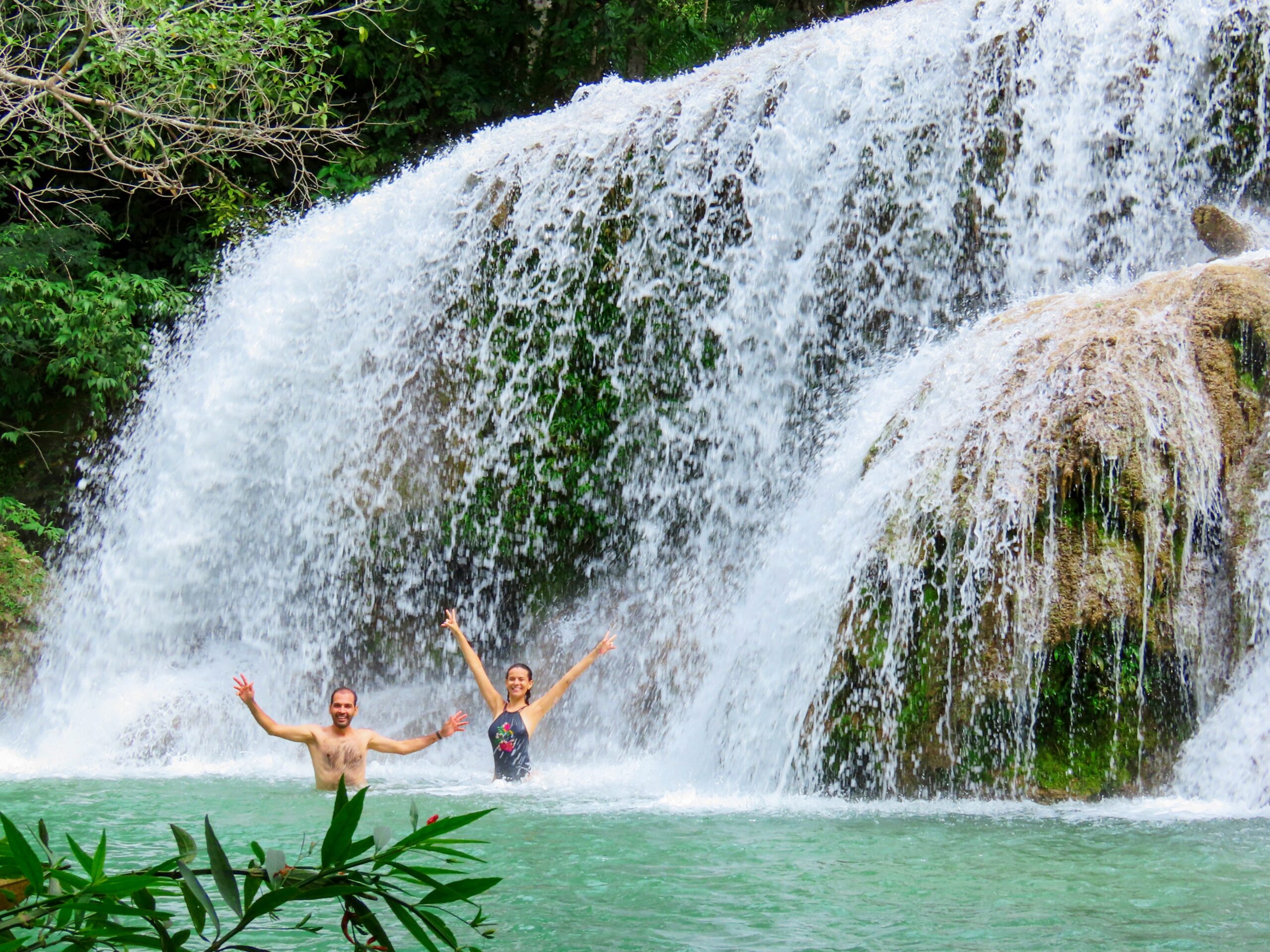 Pessoas se divertem nas cachoeiras de águas cristalinas na Estãncia Mimosa em Bonito MS