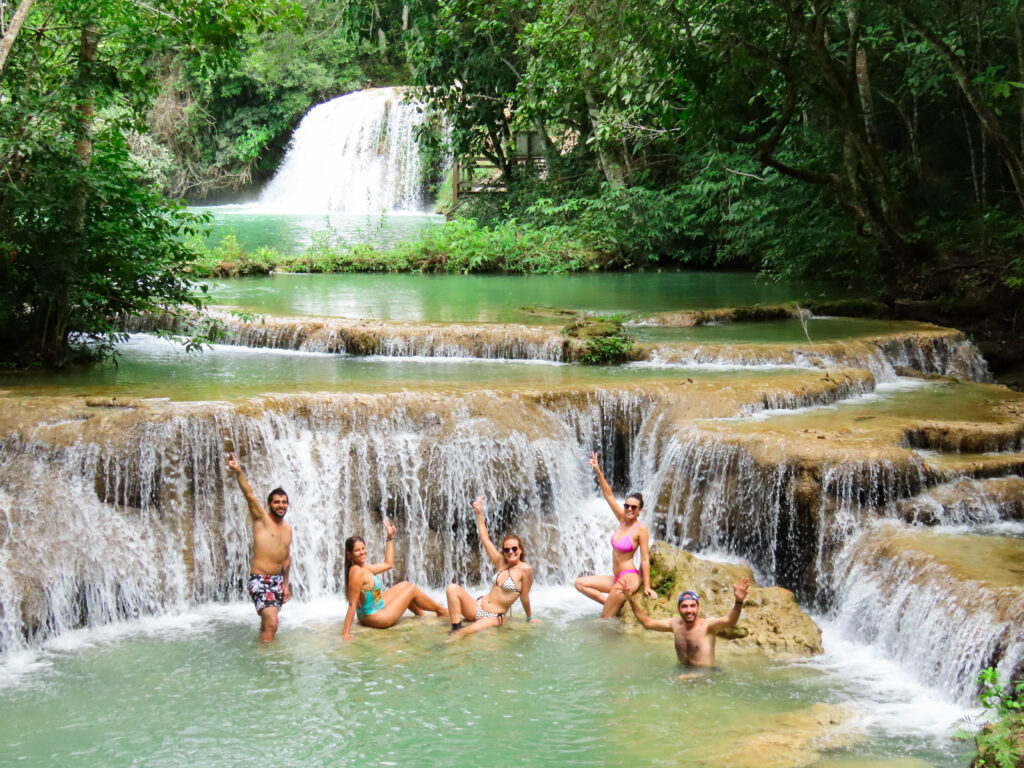 Amigos se divertem nas quedas d'águas das ccachoeiras da Estância Mimosa em Bonito MS.