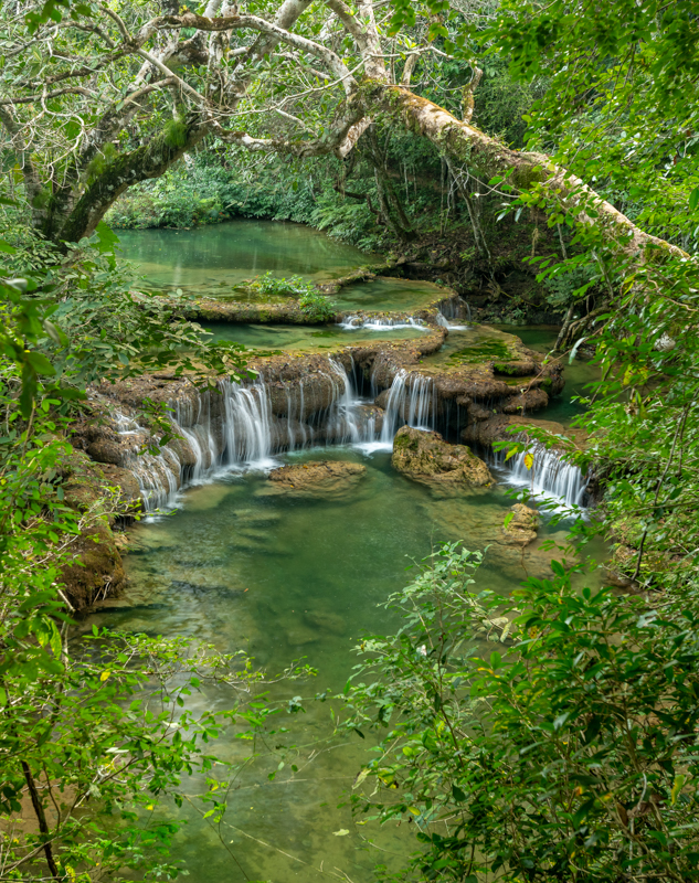 Cachoeiras são cercada por uma natureza preservada na Estãncia Mimosa passeio em Bonito MS.