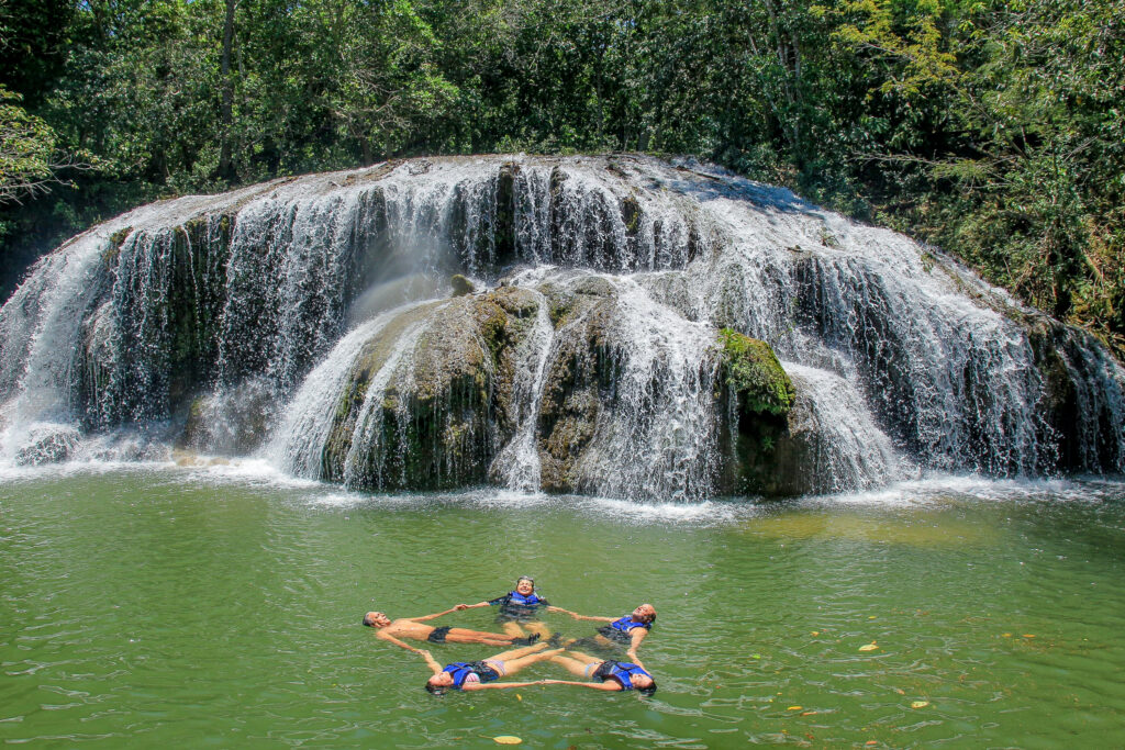 Grupo de pessoas relaxando nas queda d'água das cachoeiras em Bonito MS.