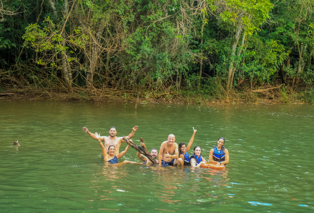Grupo da Operadora Incomum Viagens se diverte nas cachoeiras da Estância Mimosa em Bonito MS.