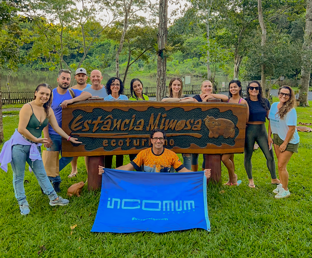 Equipe da operadora Incomum Viagens faz registro na placa da Estância Mimosa.