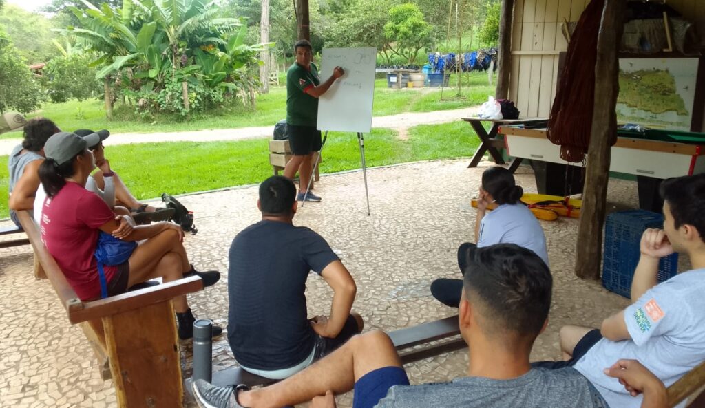 Aula teórica do curso de Primeiros Socorros na Estância Mimosa