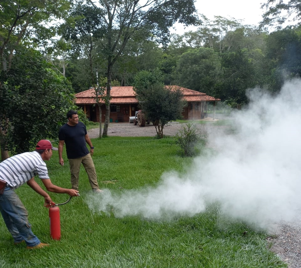 Colaborador da Estância Mimosa aprende a manusear o extintor de incêndio