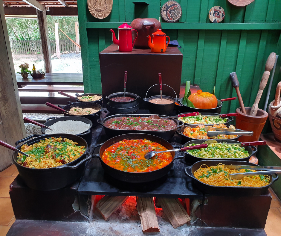 Almoço feito no fogão a lenha na Estância Mimosa.