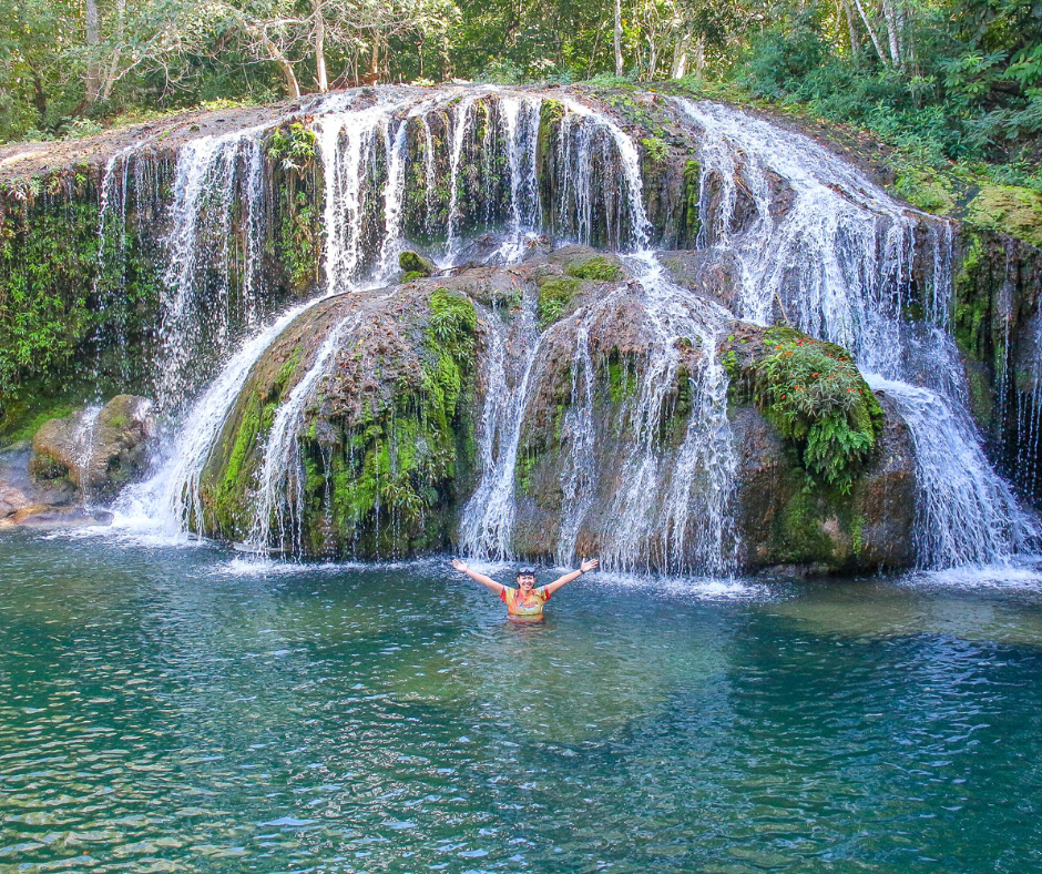 Mulher se diverte nas cachoeiras da Estãncia Mimosa em Bonito MS.