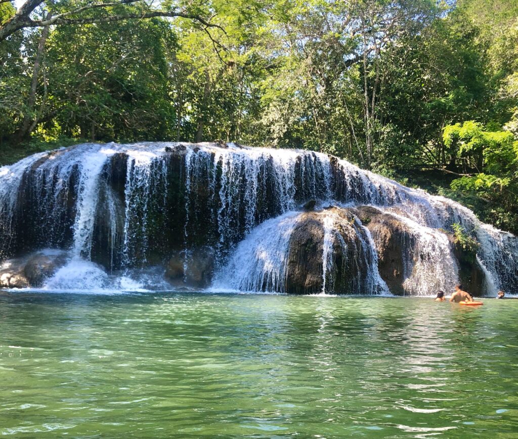 Pessoas nadando nas cachoeiras da Estância Mimosa em Bonito MS