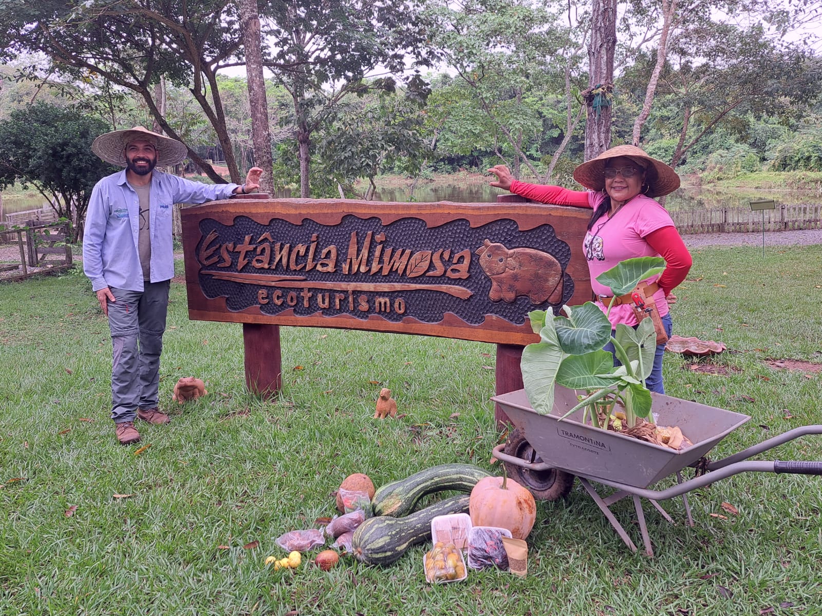 Valdenir e Dona Élida com colheita feita na agrofloresta da Estância Mimosa