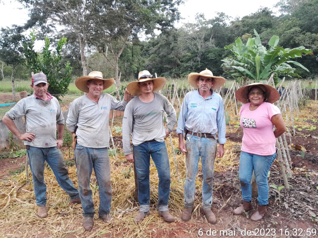 Equipe da Estância Mimosa junto com Dona Élida na árrea de agrofloresta