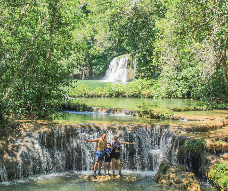 Família nas cachoeiras da Estância Mimosa