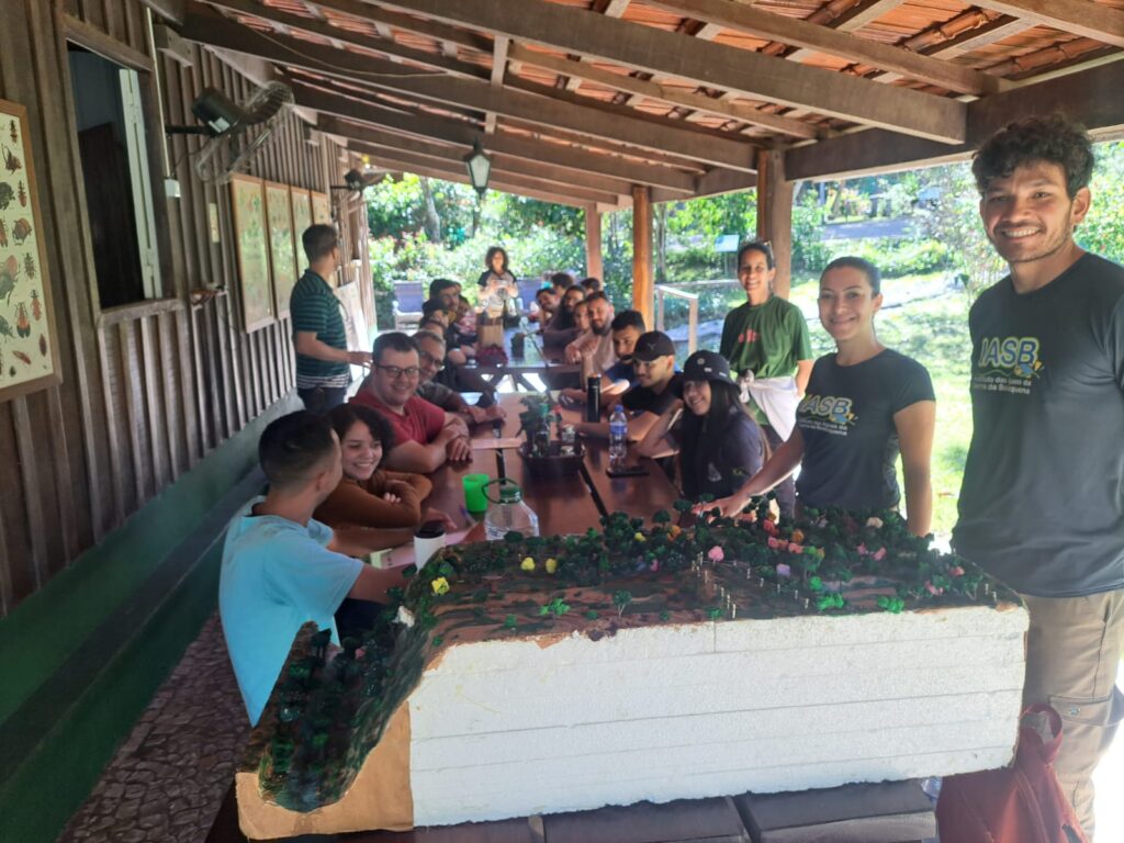 Equipe do IASB ministra palestra ambiental para acadêmicos de Geografia