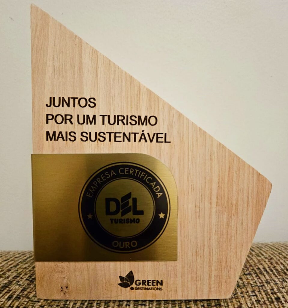Troféu da Certificação de empreendimento turístico sustentável concedida à Estância Mimosa pelo Del Turismo.