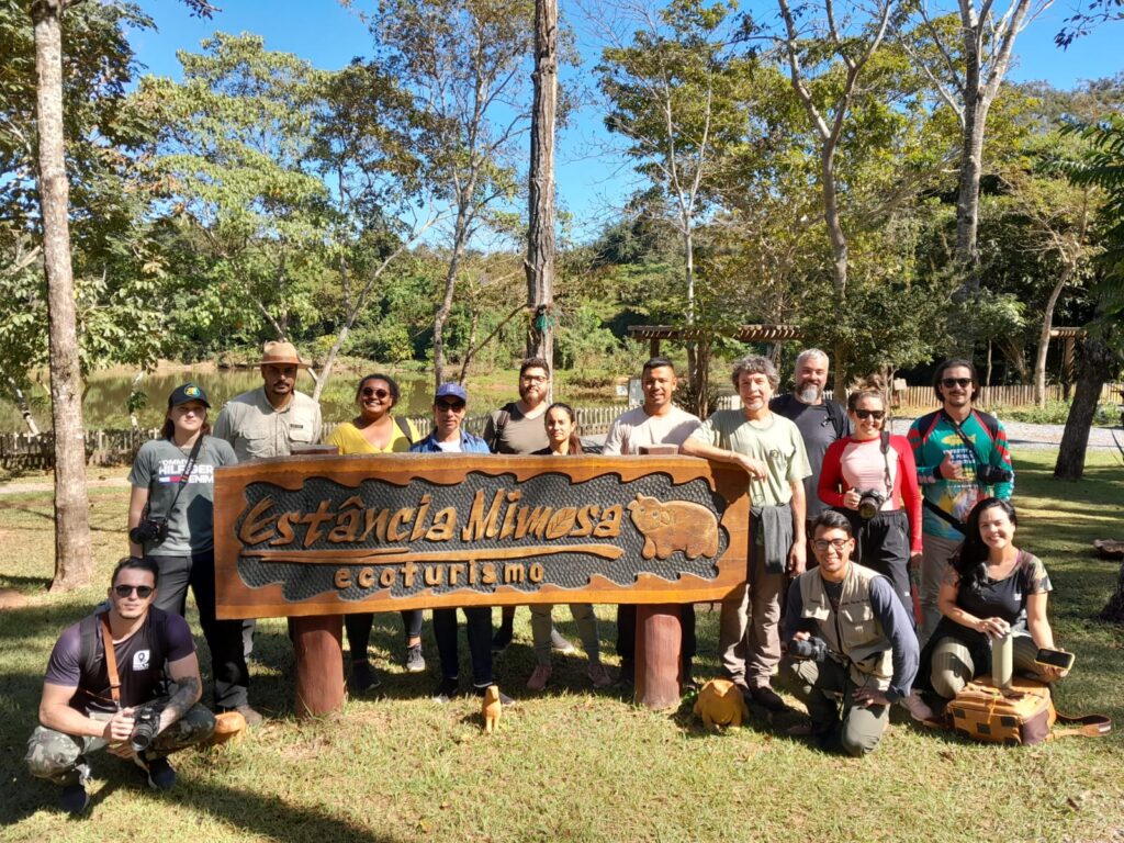 Fotógrfo Daniel de Granville e alunos durante expedição fotográfica na Estância Mimosa.