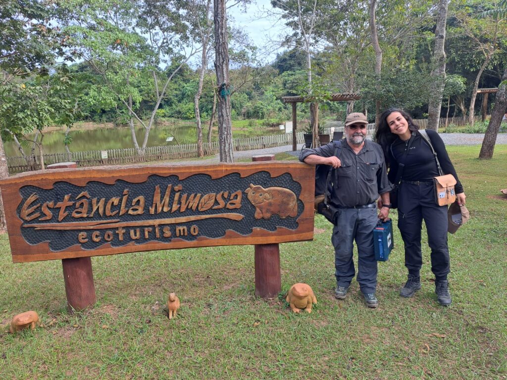 Geológo Paulo Boggiani e Lara, cadaêmica de Geologia, visitam a Estância Mimosa.