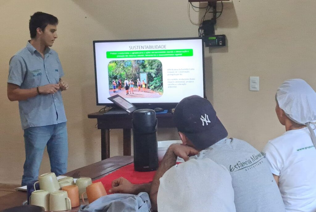 Treinamento interno sobre o SGS com os colaboradores da Estância Mimosa.