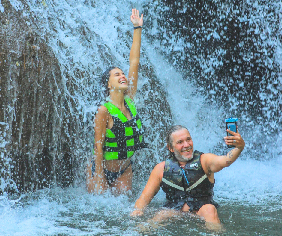 André e Angela se divertem nas cachoeiras da Estância Mimosa em Bonito MS