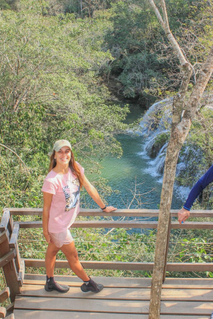 Angela no mirante da cachoeira do Sinhozinho na Estância Mimosa.