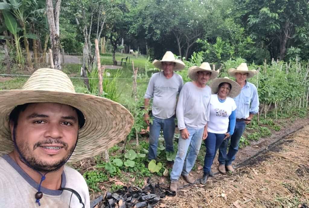 Dona Élida e colaboradores na agrofloresta da Estância Mimosa