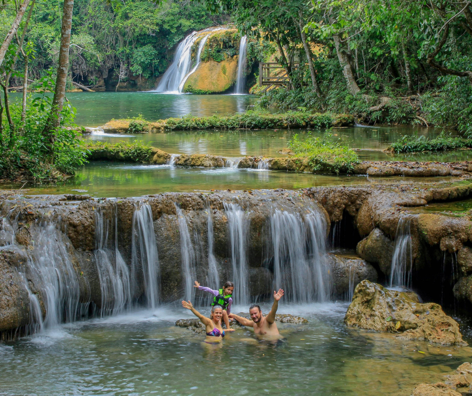 Família se diverte nas cachoeiras da Estância Mimosa.