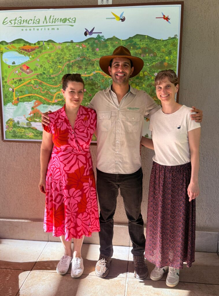 Guilherme Maciel, Gerente da Estância Mimosa, com as pesquisadoras suiças.
