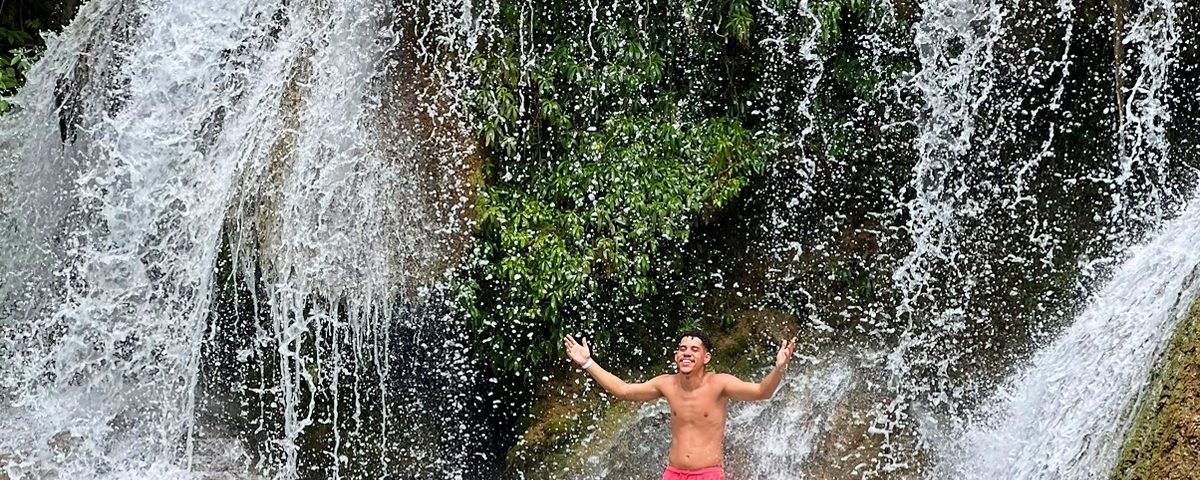 Cauê Campos relaxa nas águas cristalinas da cachoeiras da Estância Mimosa