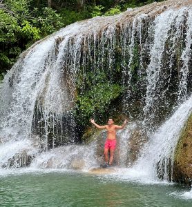 Cauê Campos relaxa nas águas cristalinas da cachoeiras da Estância Mimosa