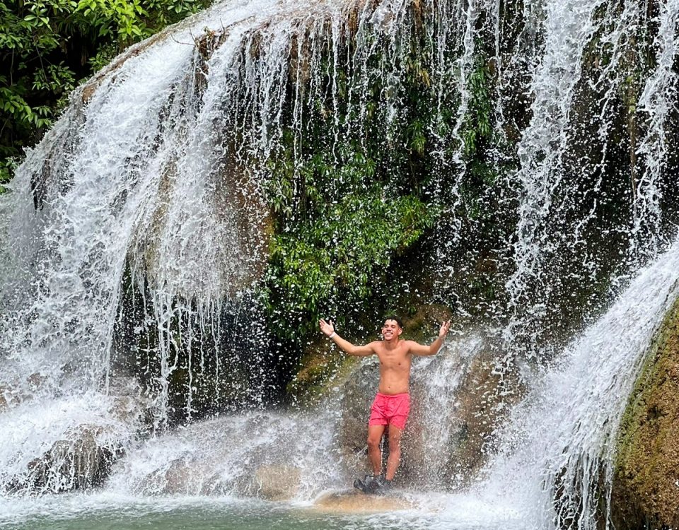 Cauê Campos relaxa nas águas cristalinas da cachoeiras da Estância Mimosa